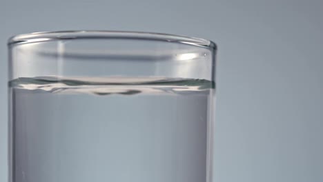 Etwas-Wasser-Fällt-In-Ein-Glas