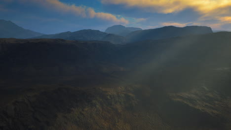 Schwarzer-Vulkanischer-Staub-Und-Berge-Mit-Nebel-Im-Hintergrund