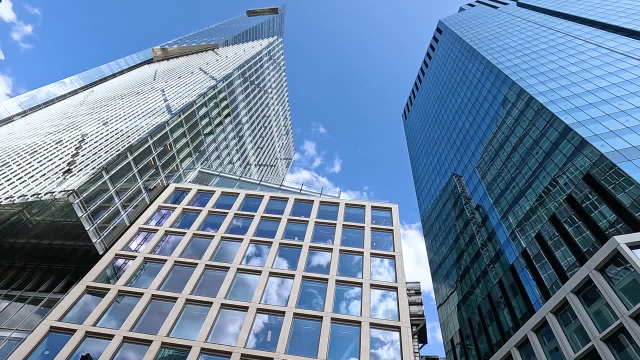 edificios altos contra un cielo azul claro