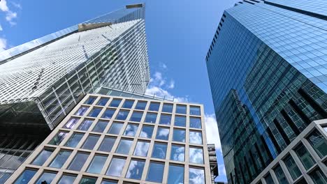 hohe gebäude gegen einen klaren blauen himmel