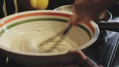 Den-Pfannkuchenteig-In-Einer-Rührschüssel-Mit-Einem-Flachen-Plastikschneebesen-Glatt-Rühren---Nahaufnahme