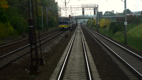 Blick-Zurück-Auf-Die-Eisenbahnen,-Während-Man-Mit-Dem-Zug-Fährt