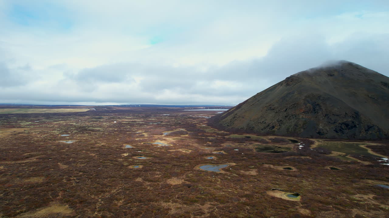 myvatn 호수,vindbelgjarfjall:  ⁇ 은 날에 아이슬란드 호수 근처의 화산으로 여행하는 항공 사진