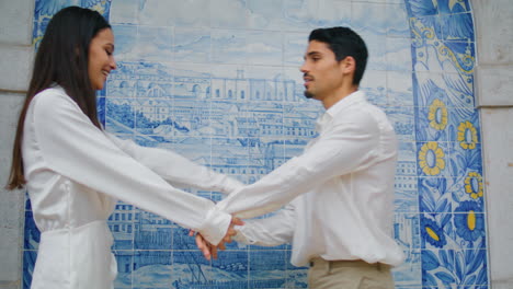 una pareja apasionada bailando en el lugar de azulejo. una pareja de manos abrazadas.