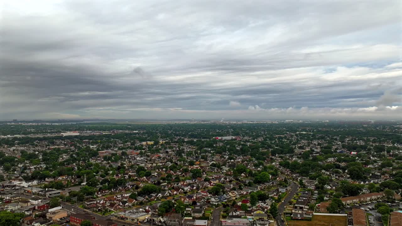 un lapso de tiempo aéreo de alto ángulo sobre un barrio suburbano en long island, nueva york en un día nublado