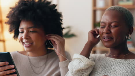 Teléfono-Inteligente,-Música-Mujeres-Amigas-Escuchando