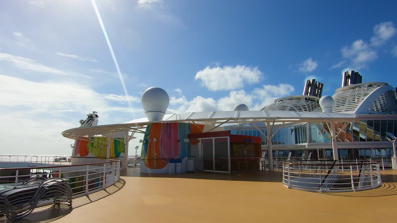 crucero de lujo enormes pilas de humo con humo que sale | navegando en medio del océano | chimenea de un barco de cruceros soplando fondo de video de humo | embudos de humo de crucero