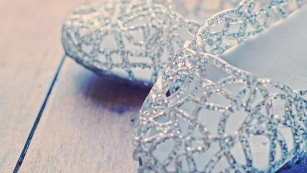 concepto de zapatilla de cristal - hermosos zapatos brillantes en el suelo sin gente