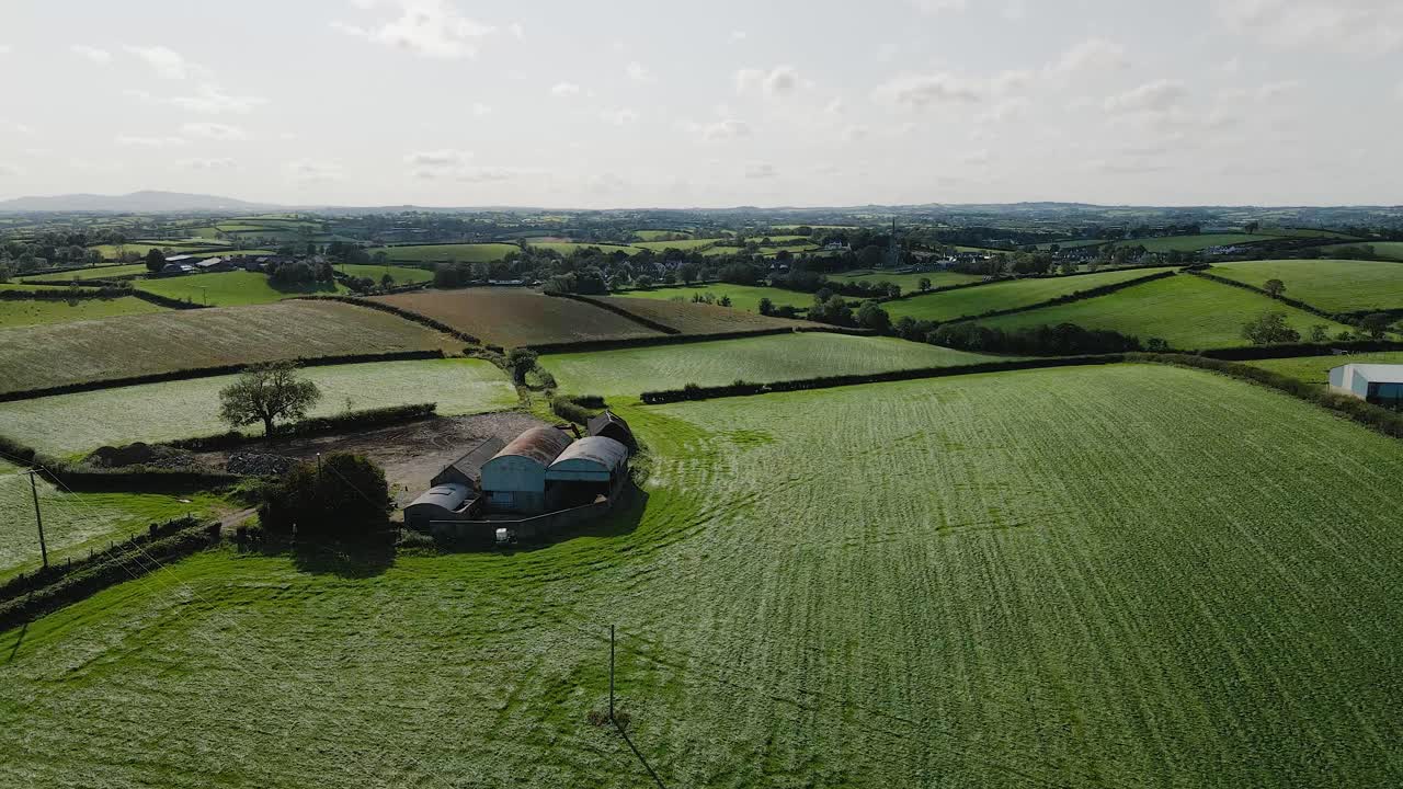 Vista aerea panoramica grandangolare della campagna irlandese