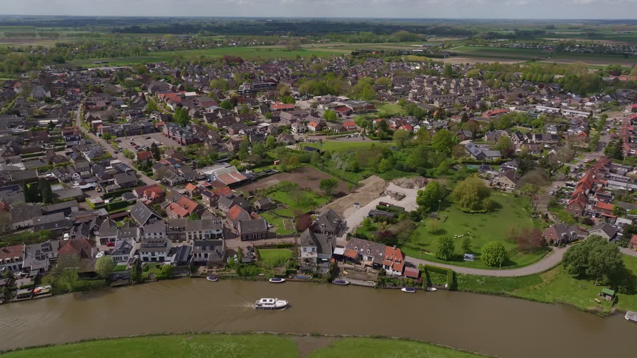 Tranquillo viaggio in barca sul fiume Linge nella campagna di Beesd, Paesi Bassi