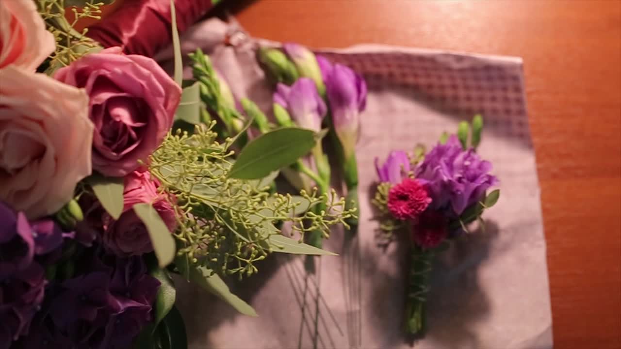 Bellissimo bouquet da sposa e boutonnière