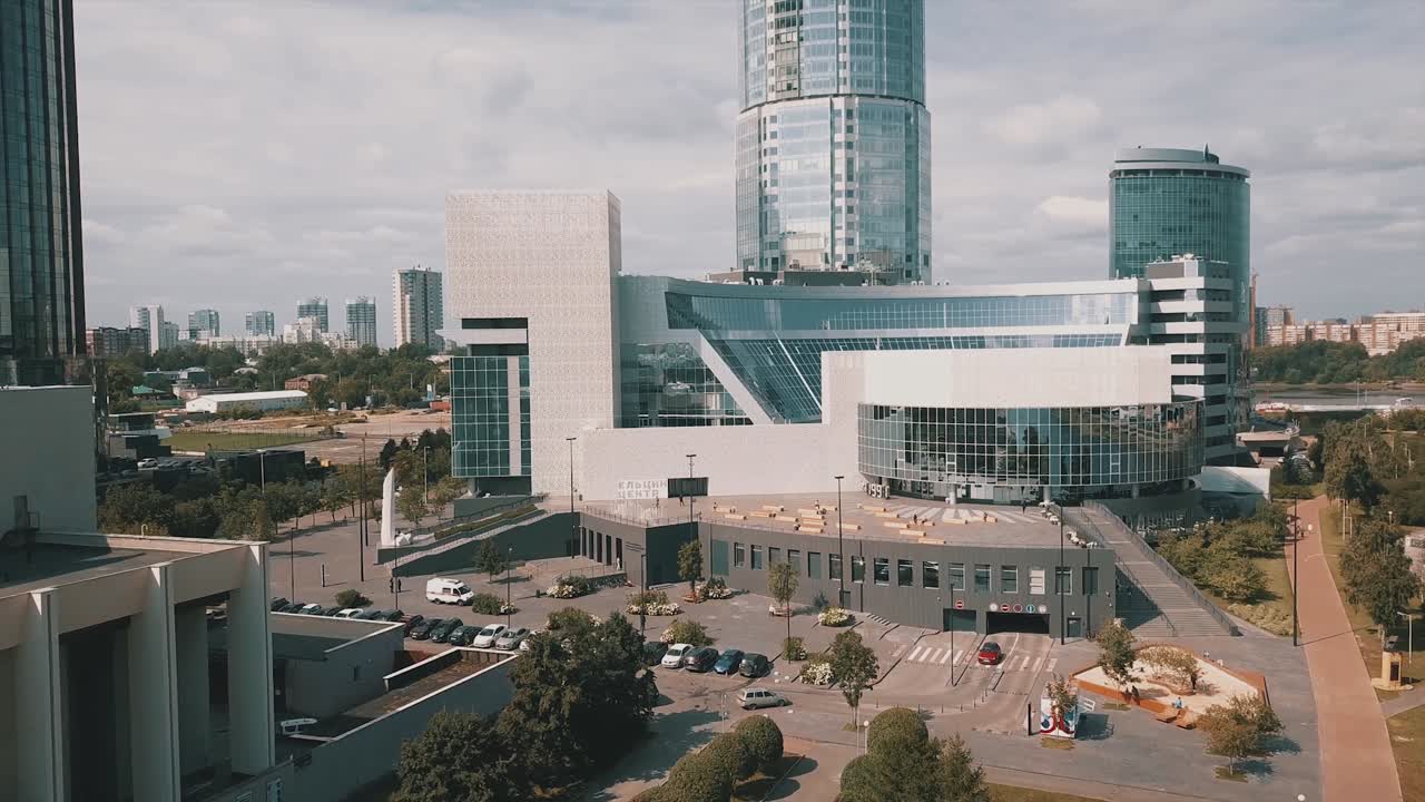 paisaje urbano de edificios y plazas modernas