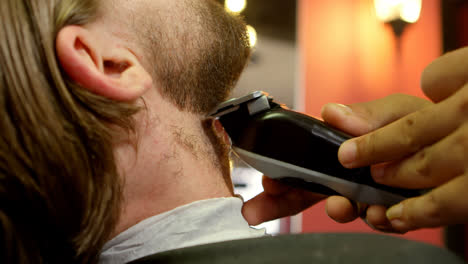 hombre recortando su barba con un cortador 4k
