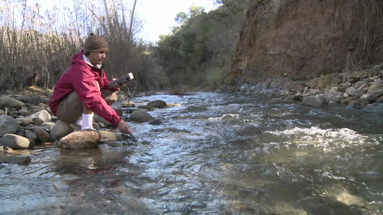 오하이오 캘리포니아의 샌안토니오 크릭에서 흐르는 물을 테스트하는 남자