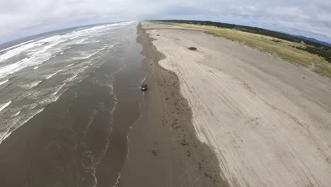 vuelo de drones a la orilla del mar