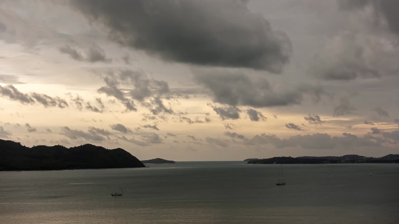 b 롤 타임스: 비가 오는 날씨에 하늘과 검은 구름, 천둥이 부는 날씨, 여름 비가 내리는 날씨, 지구 온난화 효과, 검은 천둥, 드라마틱한 4k 타임 스