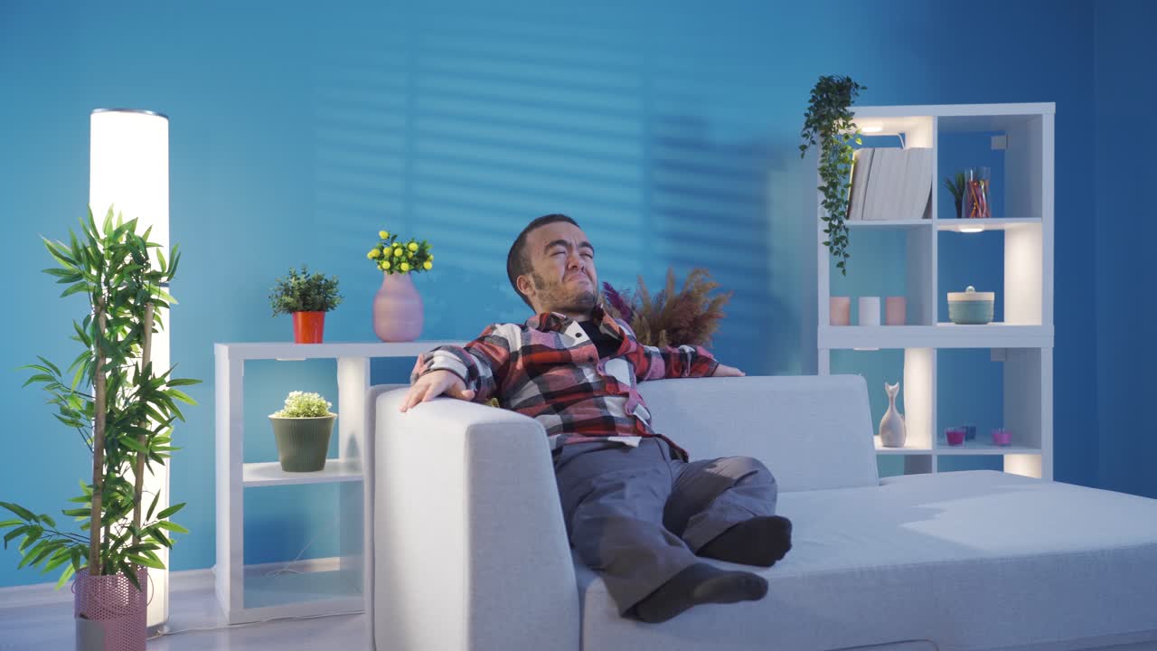 우울증에 걸린 어린 남자가 집에서 울며 무력하고 슬퍼하고 있습니다.