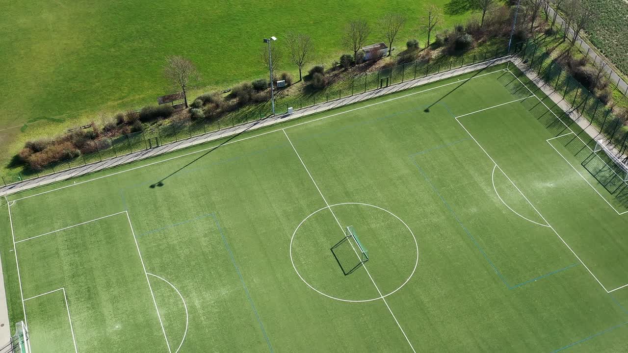 воздушный вид медленного полета над пустым зеленым футбольным полем