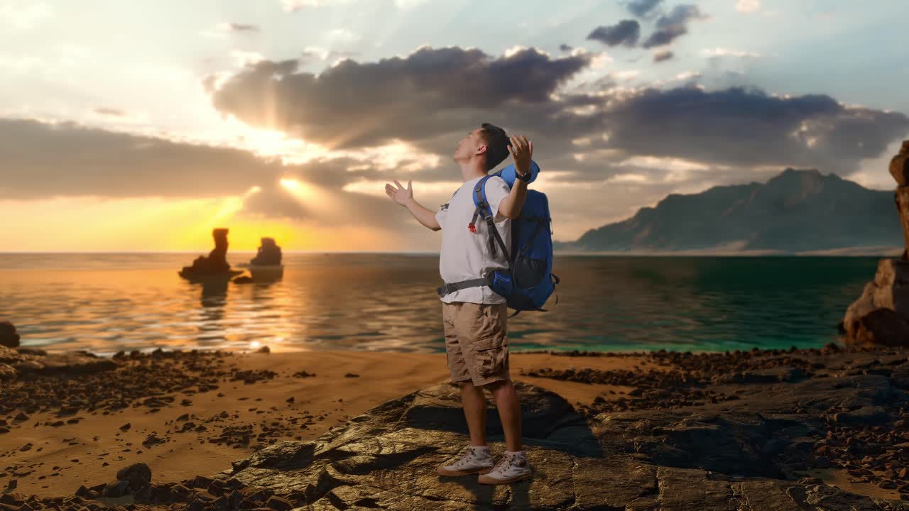 Tampilan Samping Seluruh Badan dari Pendaki Pria Asia Dengan Tas Gunung Tersenyum Dan Merentangkan Tangan Menikmati Pemandangan Di Sekitar Pantai