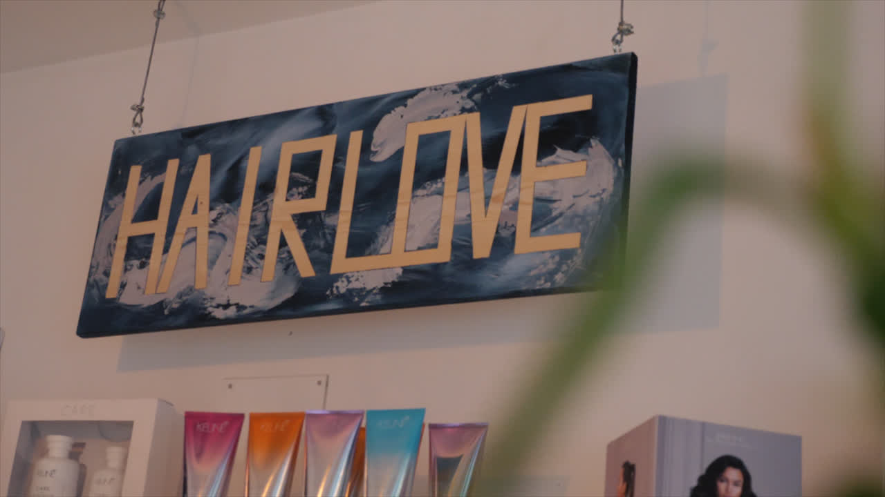 tabla de amor para el cabello, en una peluquería