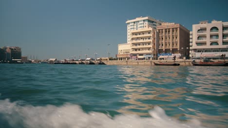 Abra-Segelt-Durch-Den-Dubai-Creek---Blick-Auf-Die-Stadt-Bur-Dubai