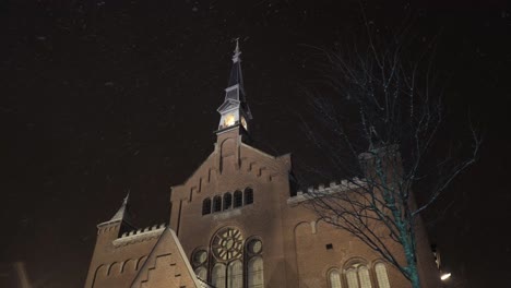 noche nevada en una iglesia holandesa