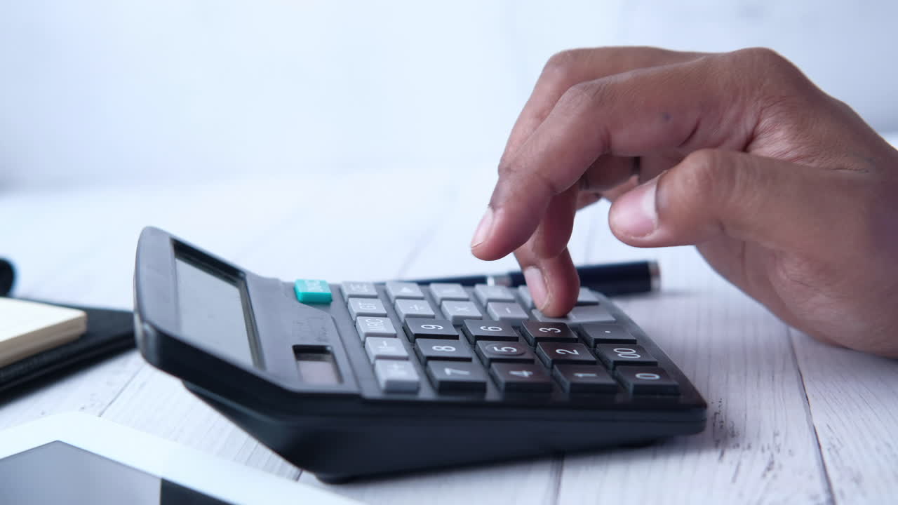 persona que utiliza una calculadora