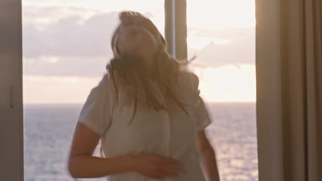 mujer feliz de viaje bailando en la habitación del hotel divirtiéndose celebrando las vacaciones de verano disfrutando de un estilo de vida de vacaciones despreocupado al amanecer