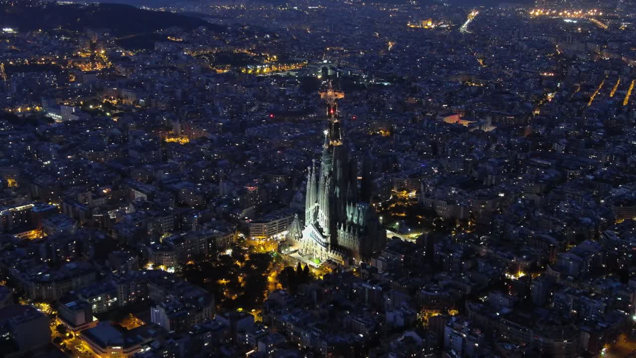 바르셀로나 (barcelona) 의 에이스플 (eixample) 주거 구역과 유명한 사그라다 파밀리아 (sagrada familia) 성당 (basilica) 을 푸른 시간 동안 볼 수 있다.