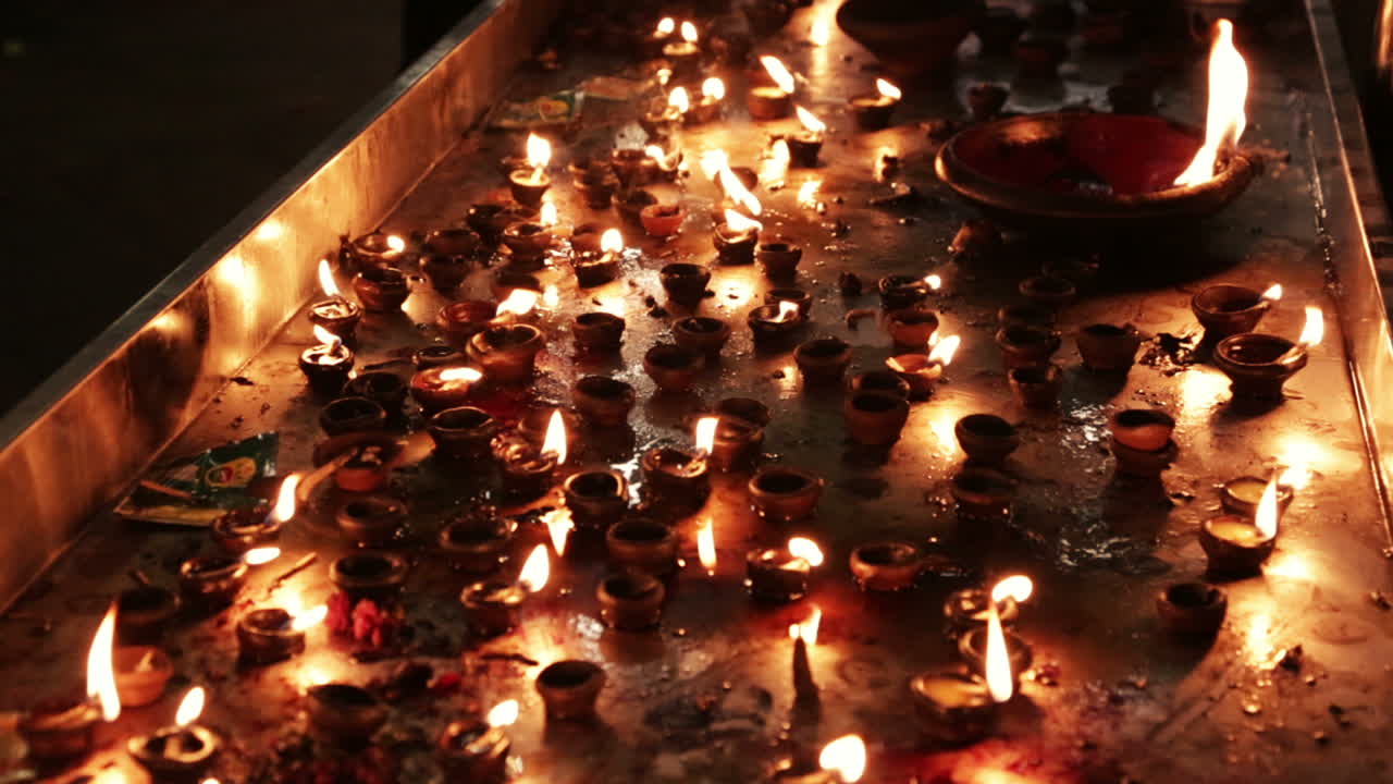 quemando velas en el templo indio.