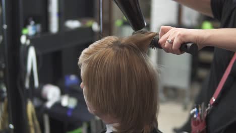 peluquero profesional usando un secador de pelo después del corte de pelo 1