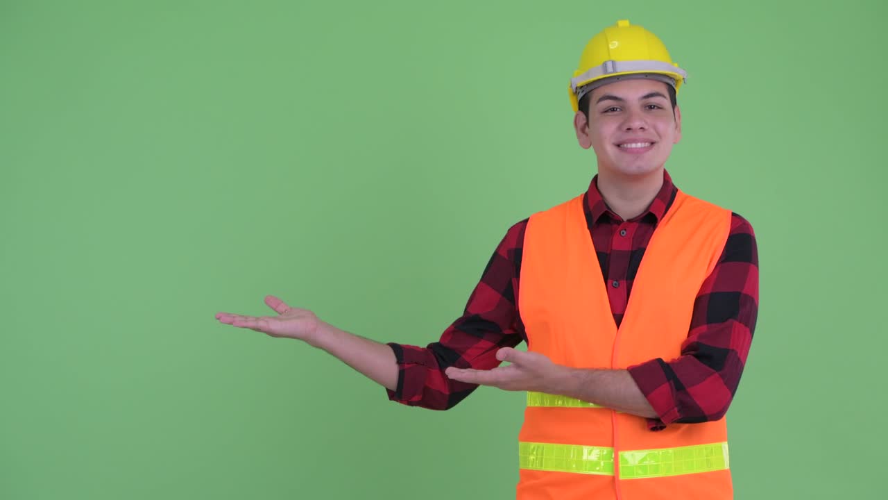 joven apuesto hombre multiétnico trabajador de la construcción