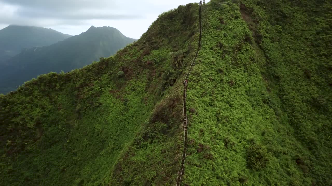 Pemandangan Udara Tangga Haiku, Tangga Menuju Surga, di Oahu, Hawaii