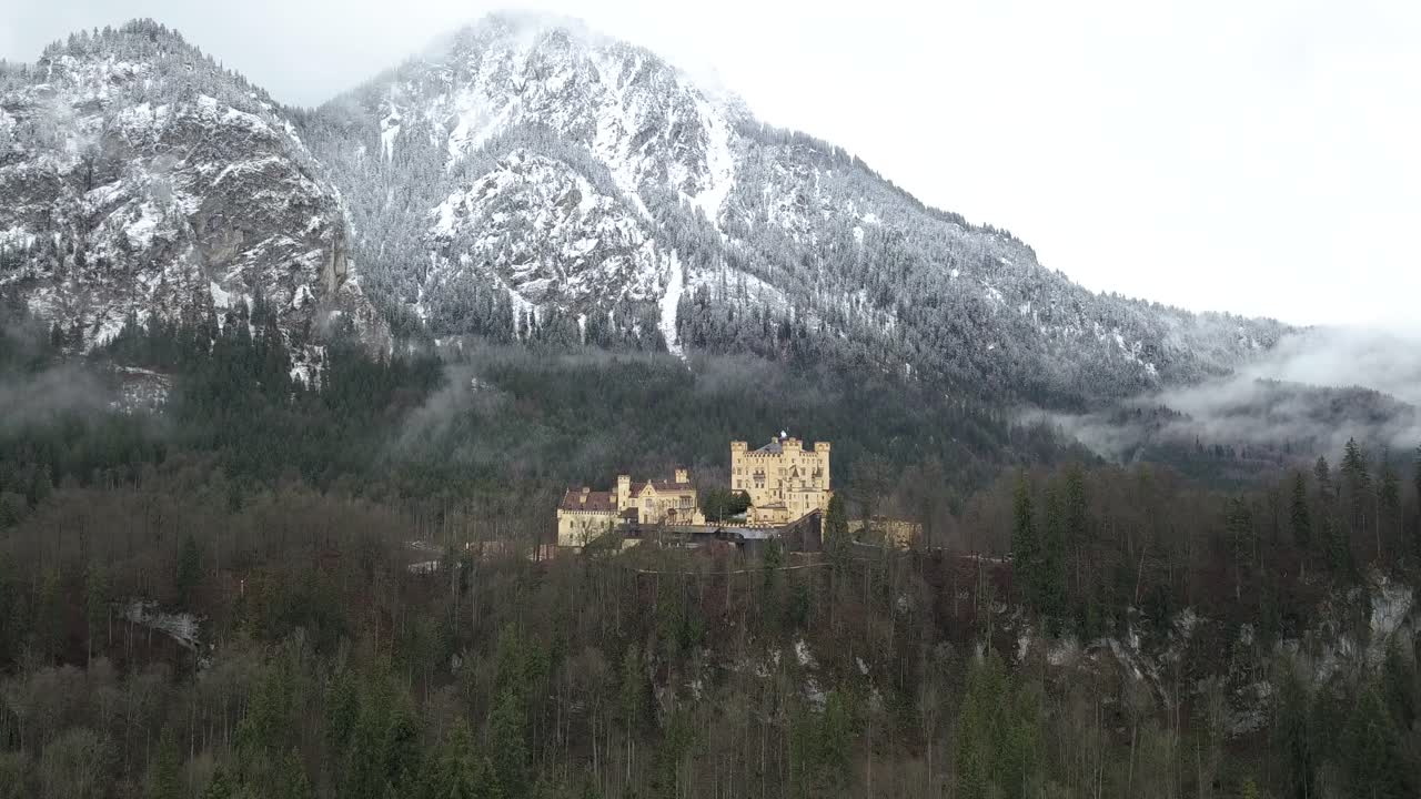 castillo de hohenschwangau con los alpes de fondo