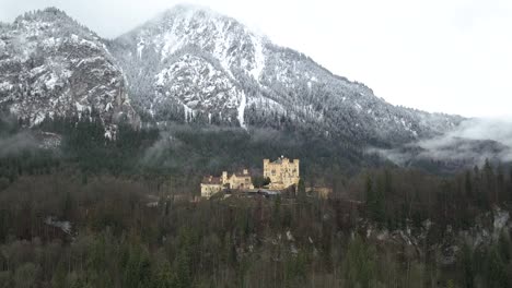 castillo de hohenschwangau con los alpes de fondo