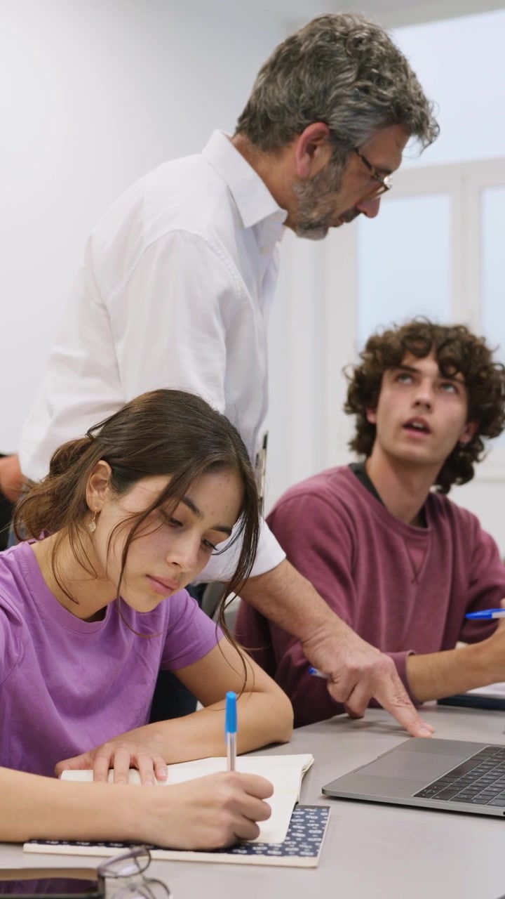 Insegnante che guida gli studenti durante una lezione in classe