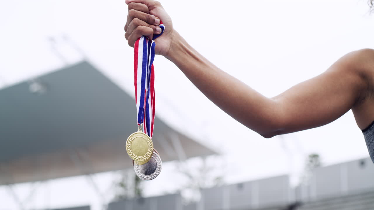 Atleta segurando medalhas