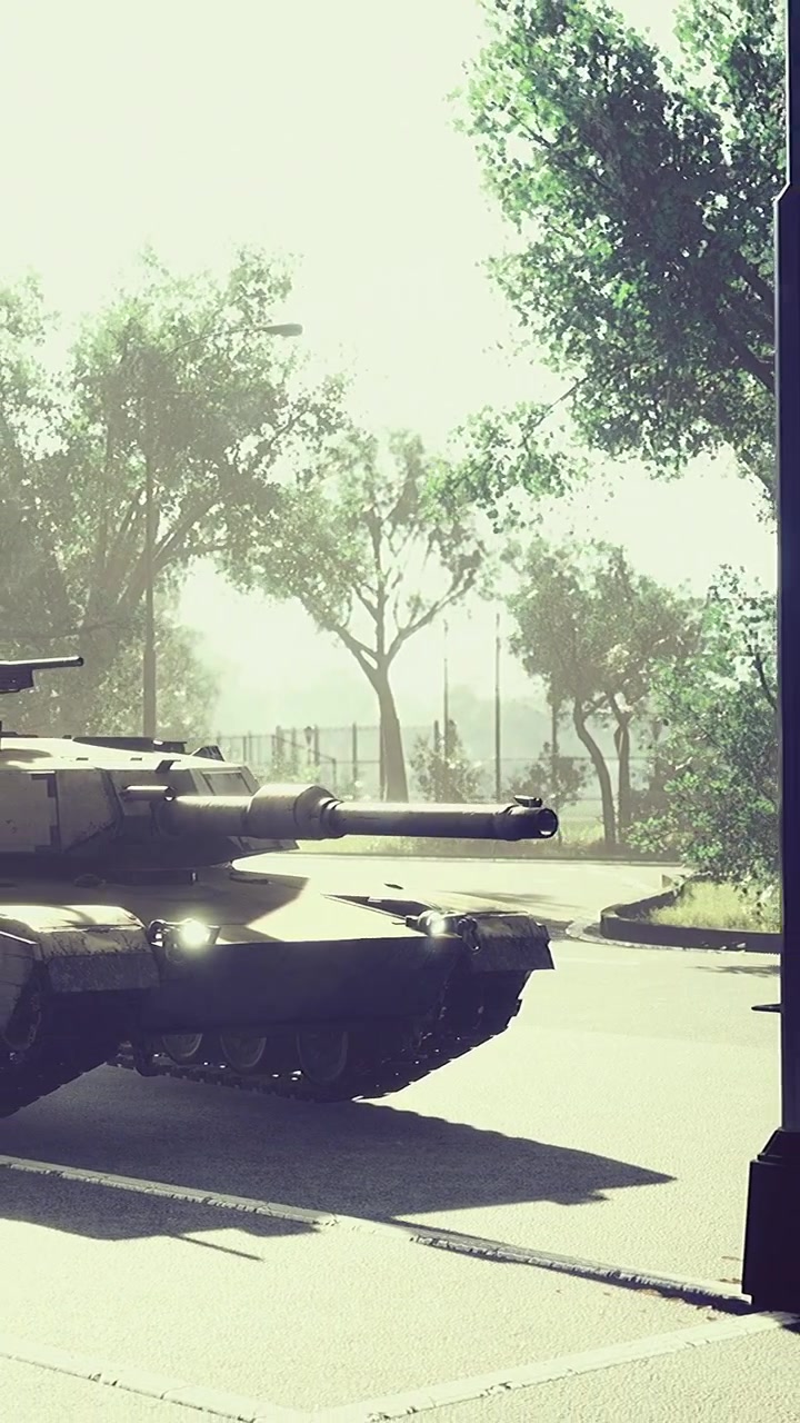 Carro armato in un ambiente urbano con alberi e luce del sole su una strada tranquilla.