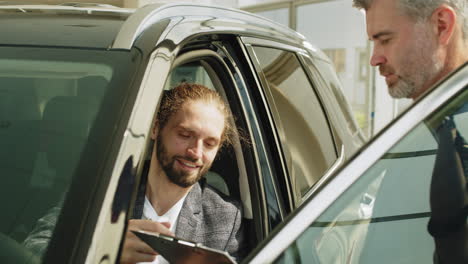 customer discussing car purchase at dealership