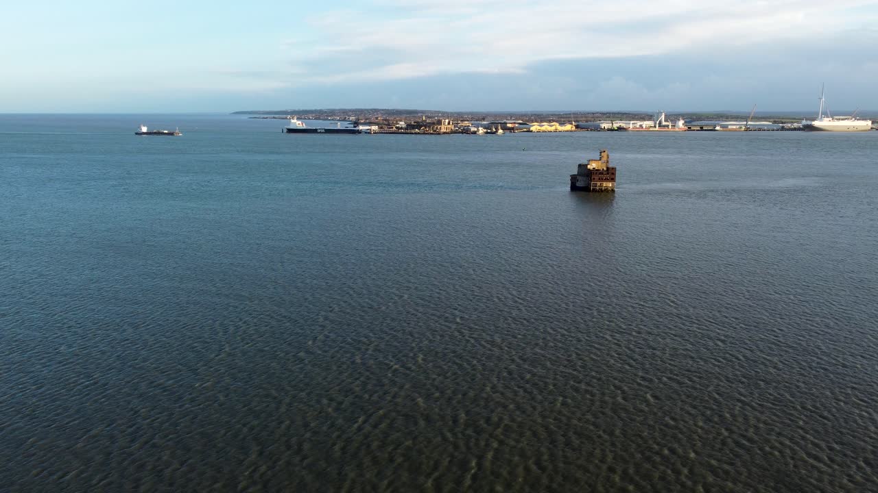 영국 그레인 섬에 있는 황폐한 전쟁 요새의 공중 해상 사격