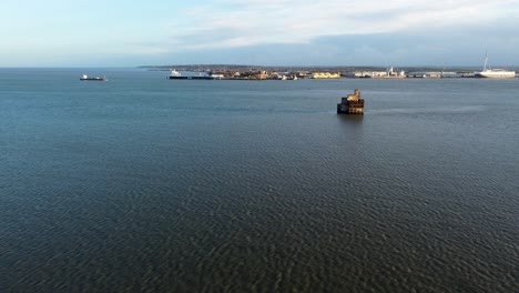 toma aérea de un fuerte de guerra desolado en la isla de grano, reino unido