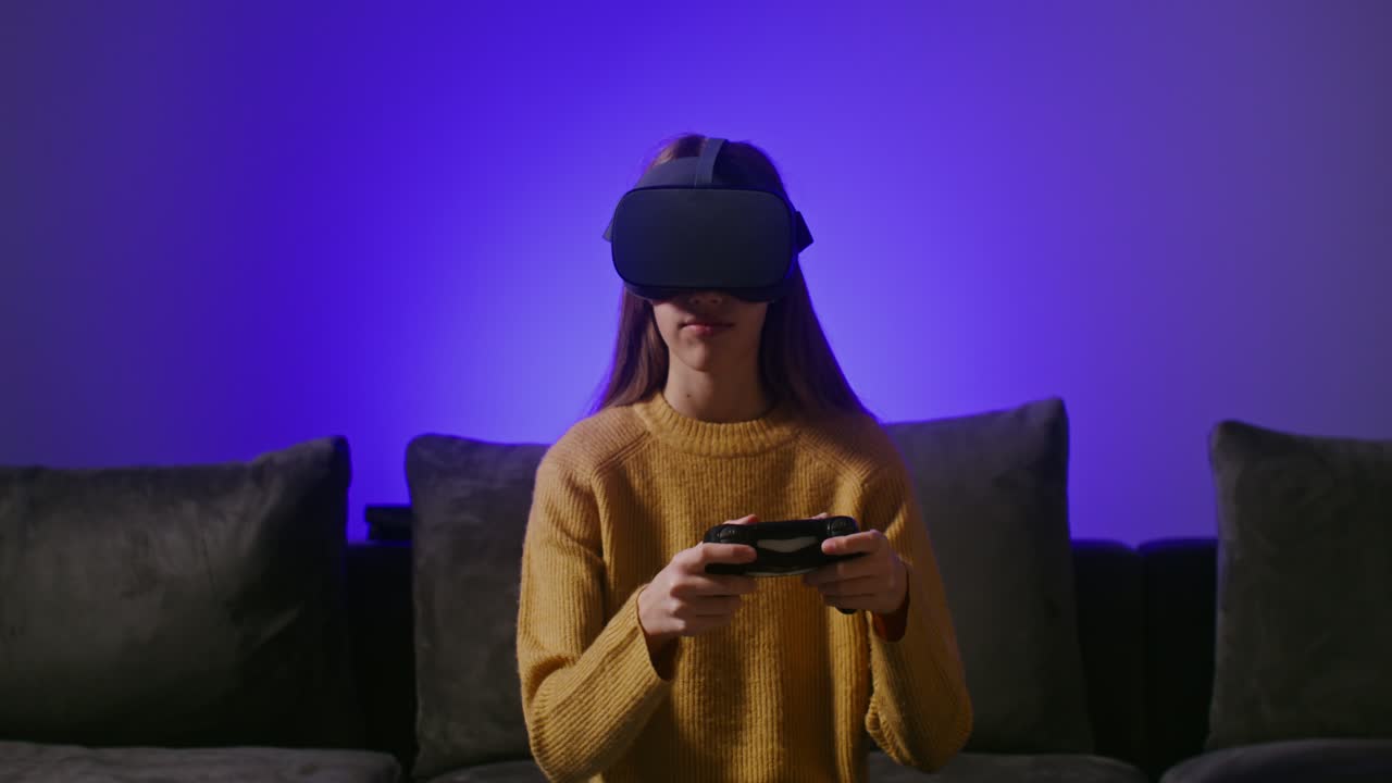 Adolescente che gioca a giochi VR a casa
