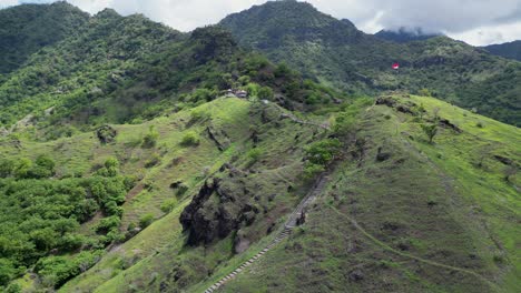 Drone-Volando-Sobre-Un-Carril-De-Senderismo-A-Lo-Largo-De-Una-Cresta-De-Montaña