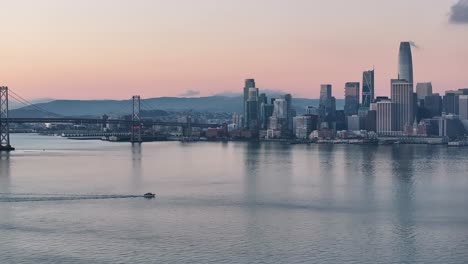 vista aérea de fondo del sujeto a lo largo de la bahía de san francisco con el horizonte en el fondo al amanecer