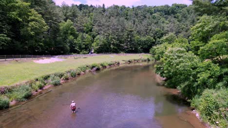 Empujón-Aéreo-Sobre-El-Pescador-Con-Mosca-A-Lo-Largo-Del-Río-Nuevo-En-El-Condado-De-Watauga-Nc,-Condado-De-Watauga-Carolina-Del-Norte-Cerca-De-Boone-Nc