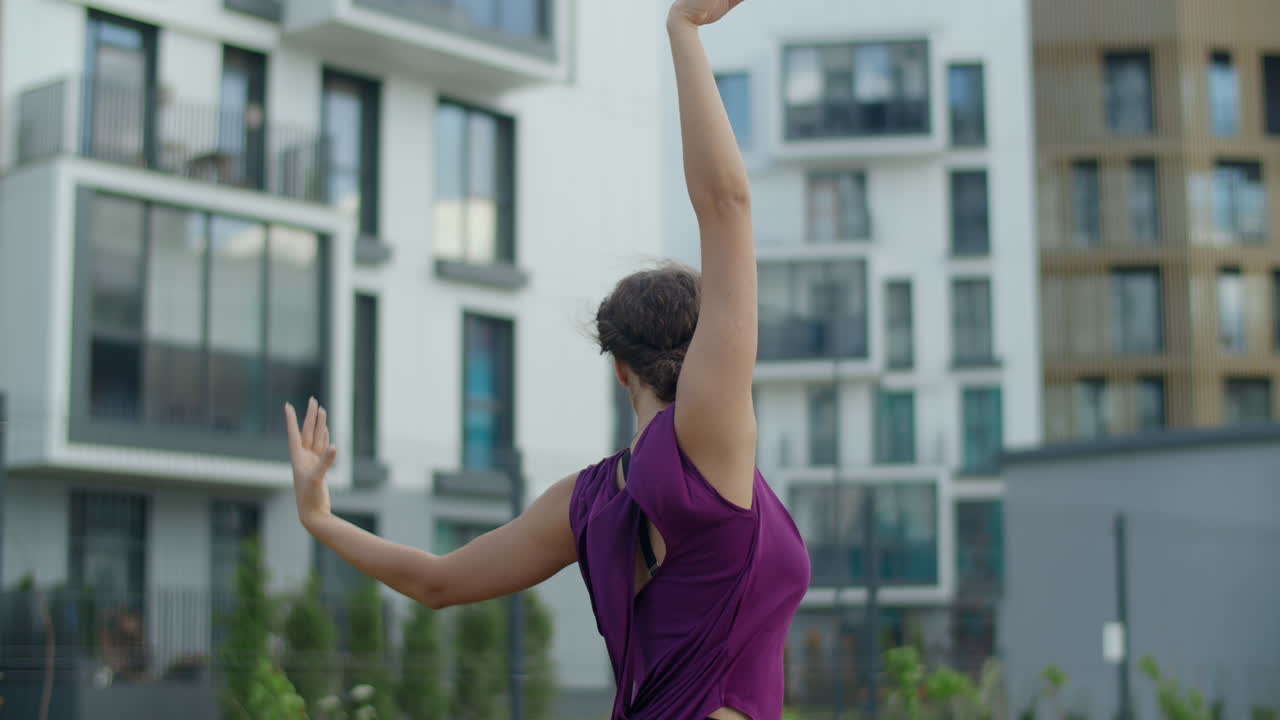 mujer practicando yoga al aire libre