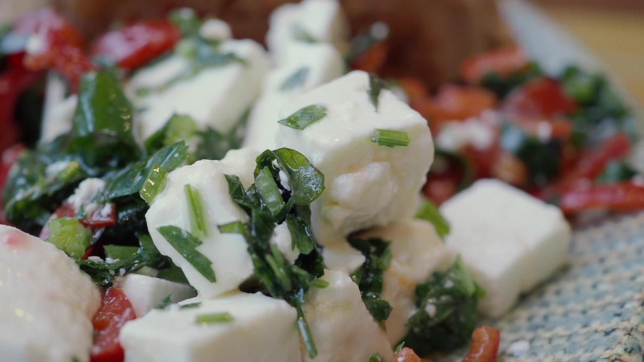 Primo piano di insalata fresca con formaggio feta, erbe aromatiche e peperoni