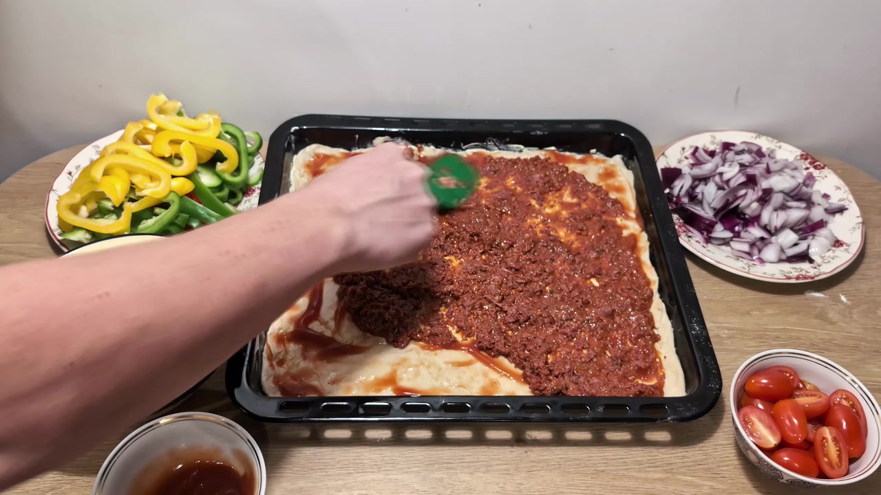 Pizza artistica, preparazione casalinga di cibo delizioso con ingredienti freschi.