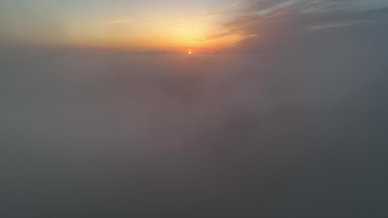 volando a través de las nubes hacia el amanecer
