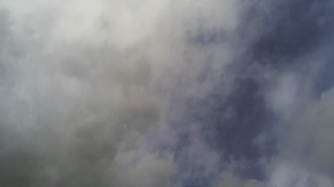 무거운 구름이나 극적인 구름의 공중 촬영